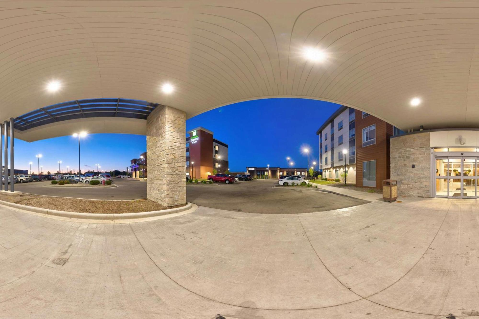 Fairfield Inn & Suites By Marriott Milwaukee Brookfield Exterior photo