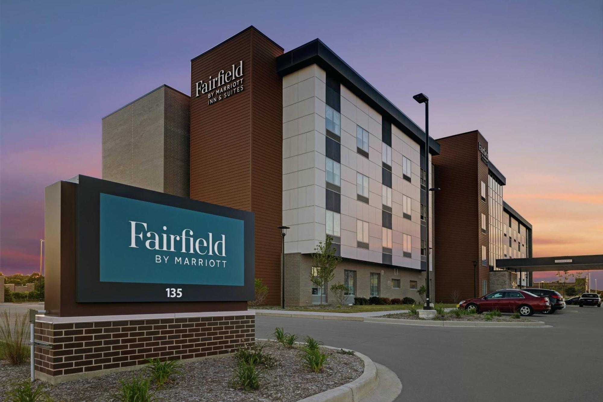 Fairfield Inn & Suites By Marriott Milwaukee Brookfield Exterior photo